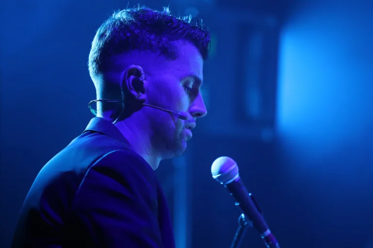 Portrait de Mathieu Barbier devant son micro