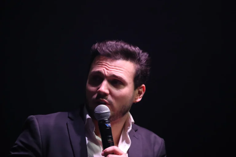 Titiano de face avec son micro interprétant Aznavour