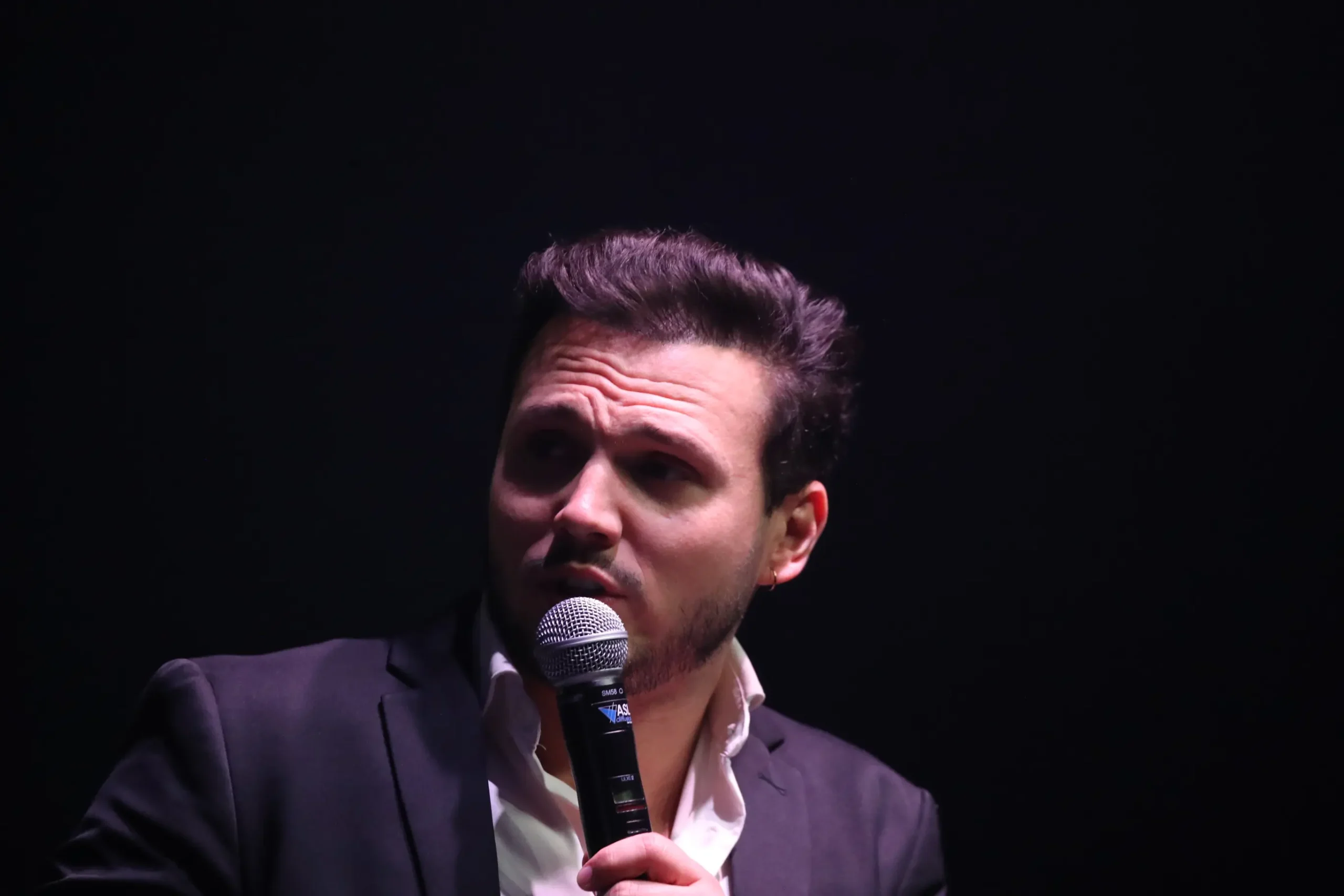 Titiano de face avec son micro interprétant Aznavour